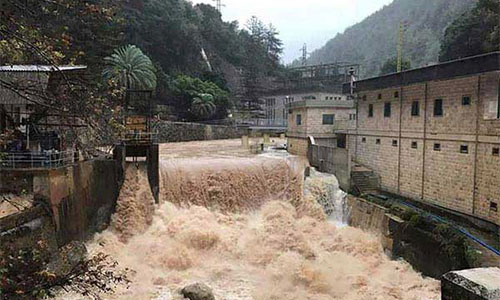 Segundo día de tormentas, la nieve cubre las montañas